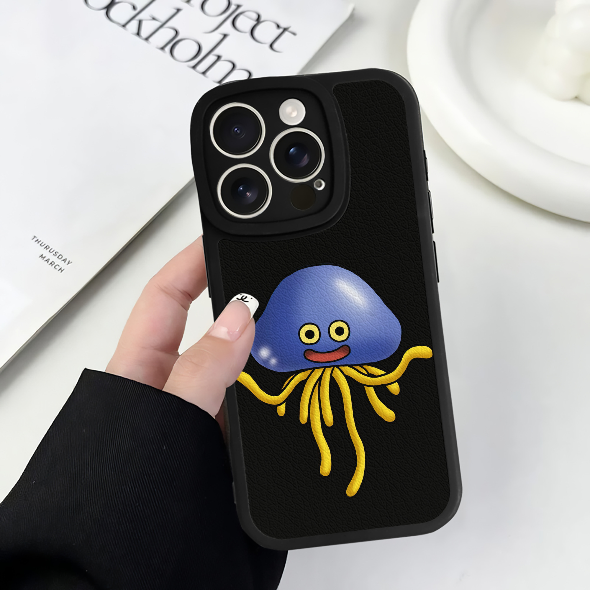 （画像用） ドラゴンクエスト Doragon Kuesuto Dragon Quest 【iPhone 16シリーズ対応】シリコンスマホケース（レザー調） 材質：シリコン